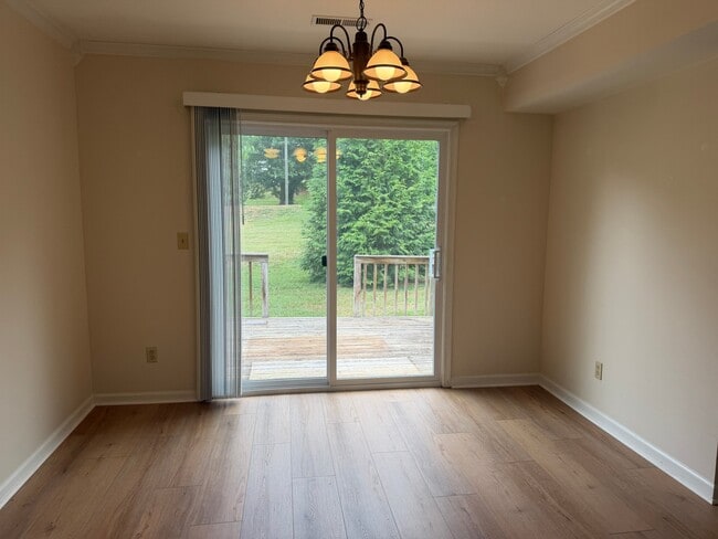 Photo - 142 Birdwood Ct