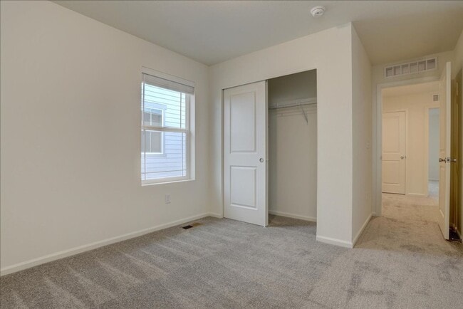 Photo - Available for move-in on 05/15/26- 3bed/2.5bath in Aurora!