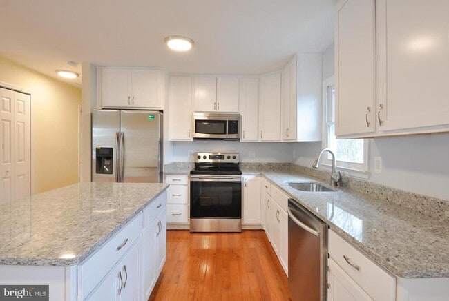 Photo - 14006 Mapledale Ave