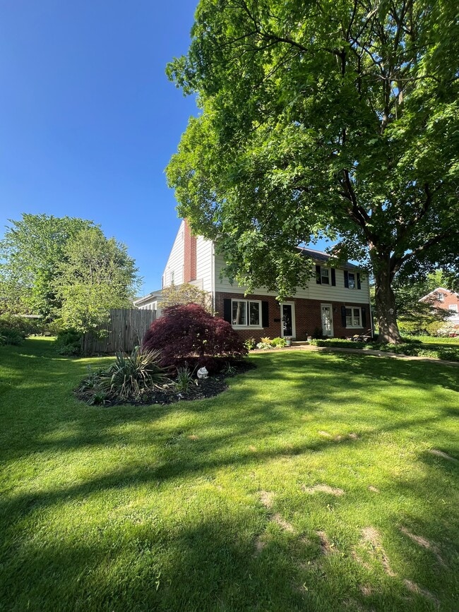 Photo - 947 Janet Ave