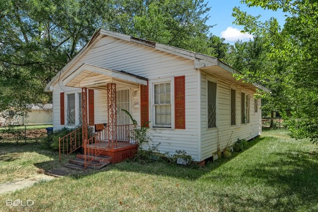 Photo - 2957 Regent St
