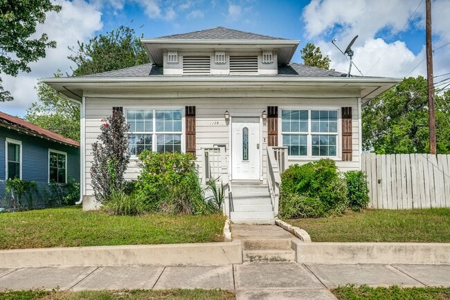 Building Photo - 2219 N Flores St