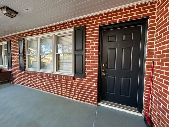 Building Photo - 2 bed 1 bath Unit 1406 Oak St Rental