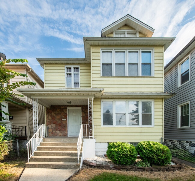 Building Photo - 727 W 117th St Rental
