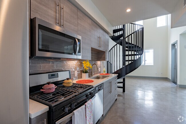 Studio Loft - 640SF