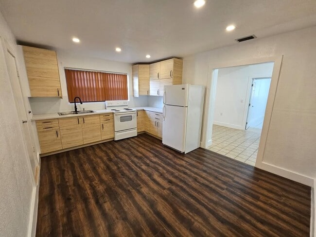 Building Photo - 11320 NW 59th Ave Unit Apartamento Rental