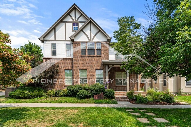 Building Photo - Gorgeous Home with Central AC and Washer/Dryer