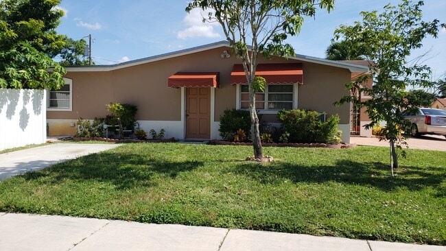 Estacionamiento y entrada al apartamento - 9725 SW 85th St Unidad 2