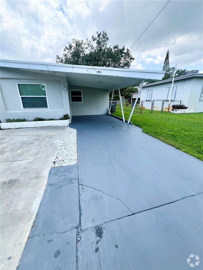 Building Photo - 2 bedroom in West Park FL 33023 Rental