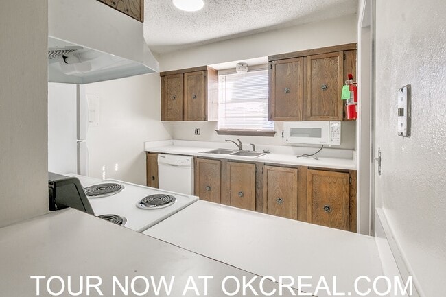 Building Photo - 1223 Lakecrest Dr Rental