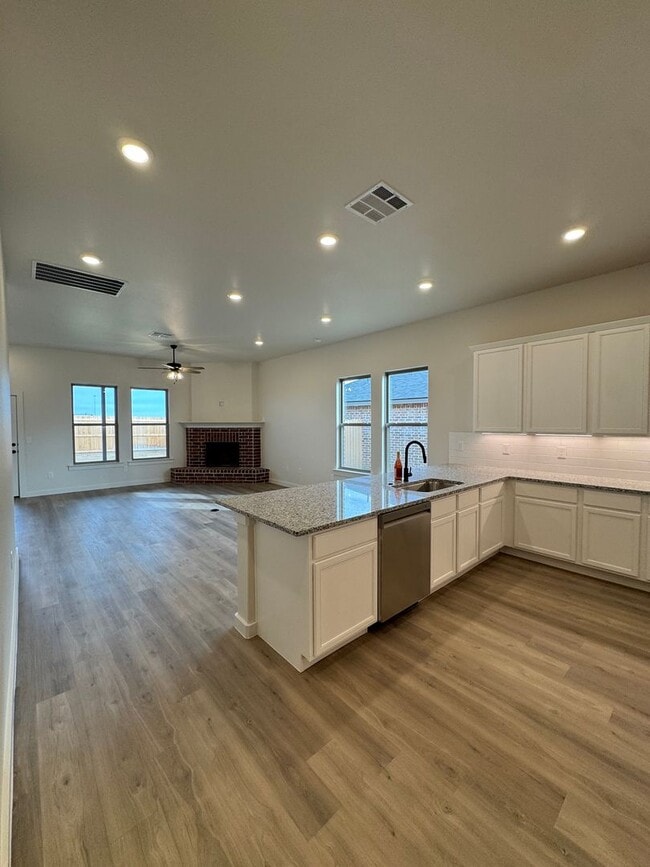 Photo - Fabulous Luxury Newer 2025 Build 3/2/2