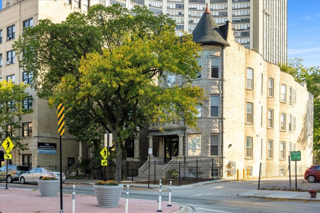 Building Photo - 3927 N Clarendon Ave Unit 1R