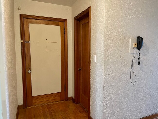 Photo - Spacious 2 Bed 1 Bath Condo in University of Washington District.