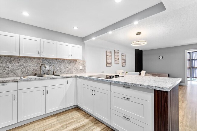 Building Photo - 400 Leslie Dr Unit 305