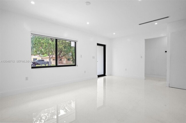 Photo - 56 Whitethorn Dr