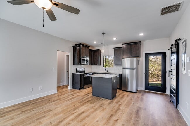 Photo - 319 Bledsoe St