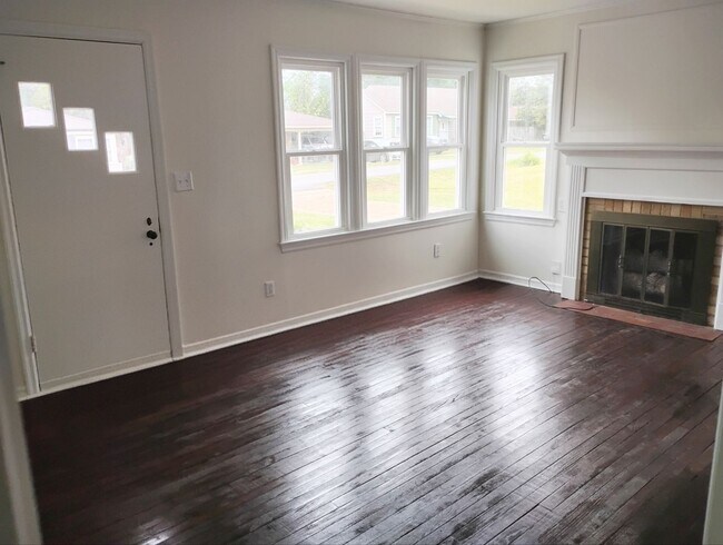 Photo - Stunning 3 Bedroom/2 Bath Awaits You