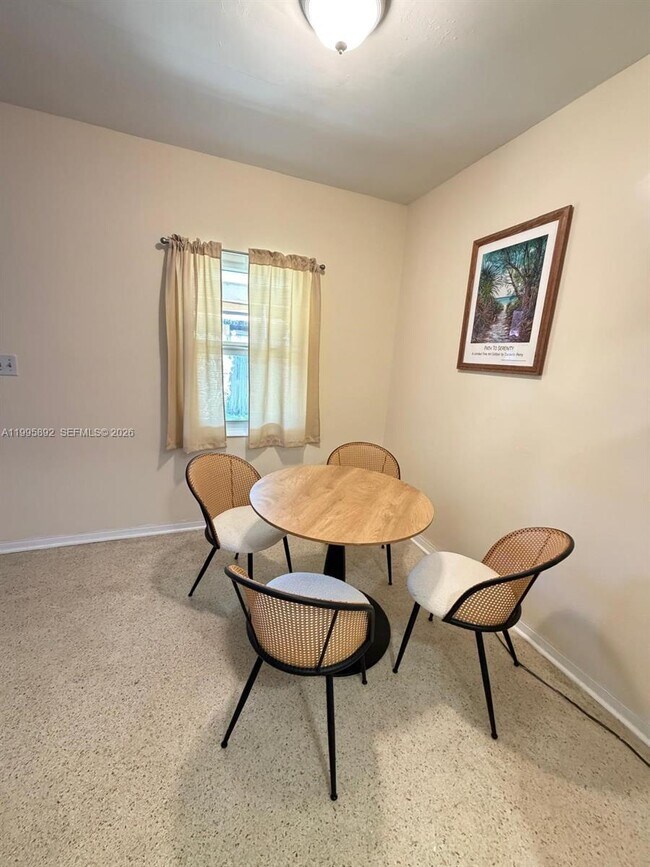 Photo - 1111 N Victoria Park Rd Unit 3