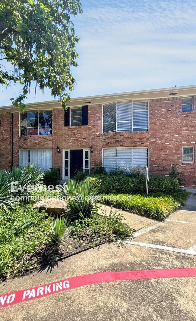 Building Photo - 5025 Cedar Springs Rd Unit Apartment D