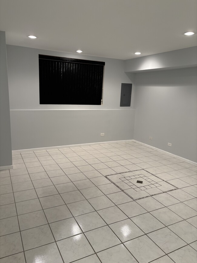 English basement/3rd bedroom - 116 Enclave Cir