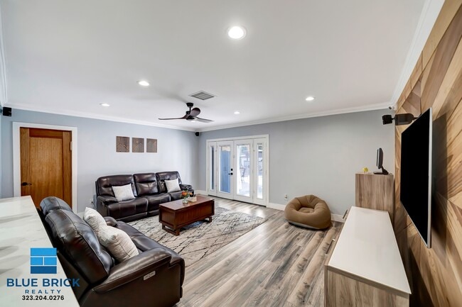 Photo - 5839 Vanalden Ave