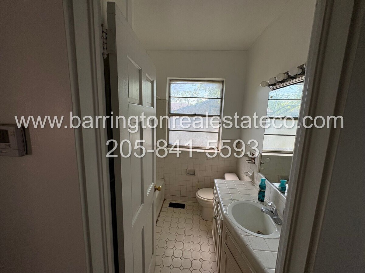 Photo - 1642 Graymont Ave W