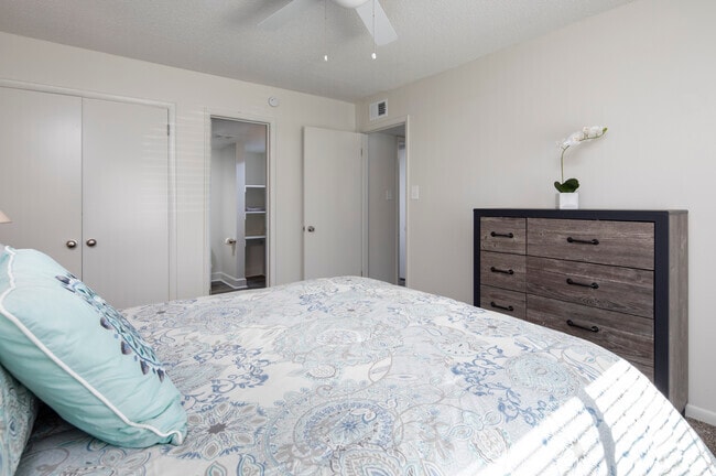 2BR, 1.5BA 845 SF
