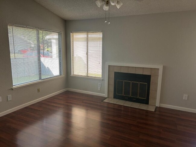Photo - Adorable 3/2 Waiting For You! Please reference full ad for viewings