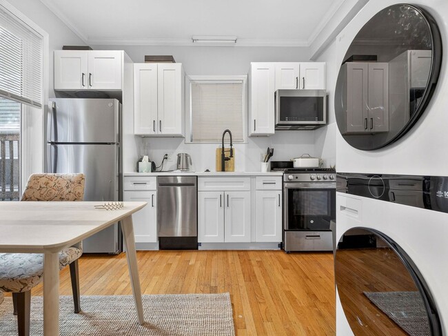 Building Photo - 1bed with living room and washer/dryer in unit