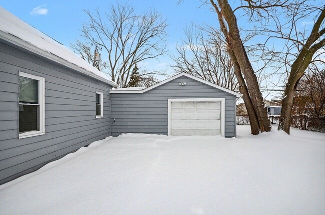 Photo - Bright, Clean 3 bed/1 bath- Move In Ready