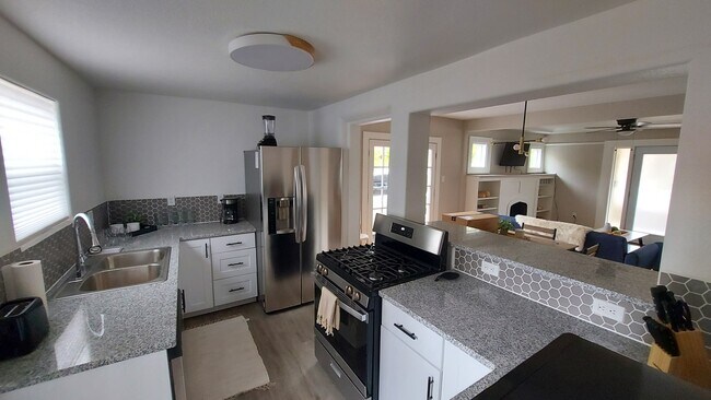 Photo - 219 Girard Blvd SE