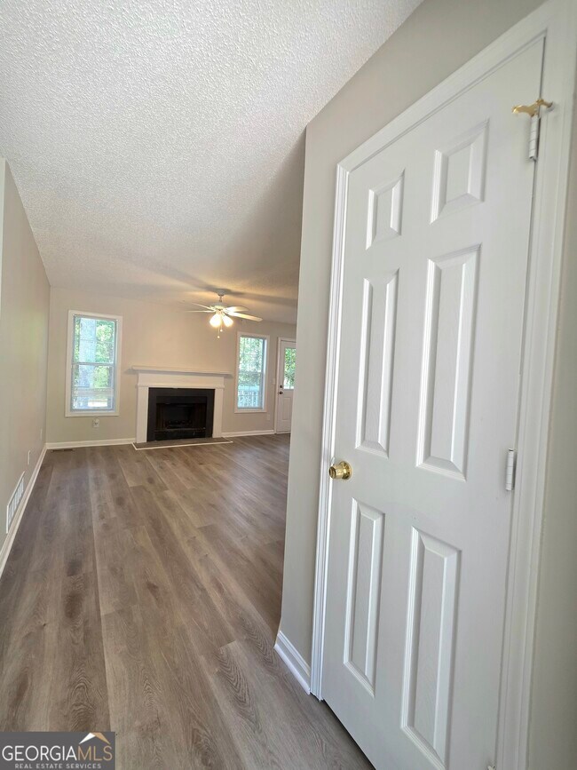 Photo - 232 Hampton Dr