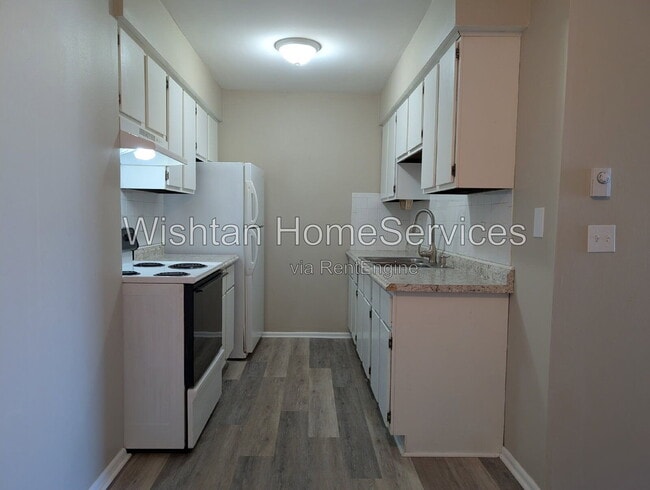 Building Photo - 201 Charleston Blvd Unit 3