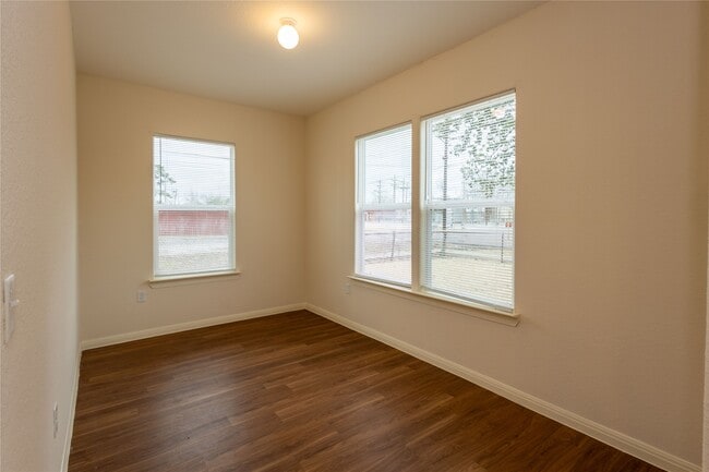 Photo - 995 Ewing St