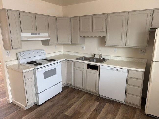 Building Photo - 4457 E Pikes Peak Ave Unit 4457