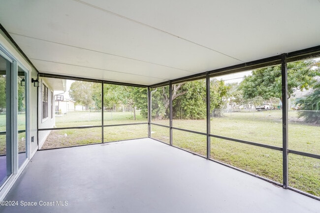 Photo - 456 SW Molloy St