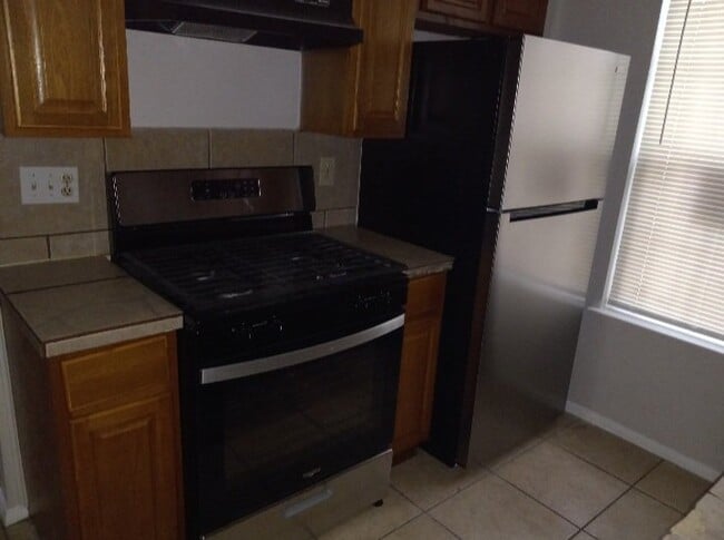 Building Photo - 911 Bret Ln