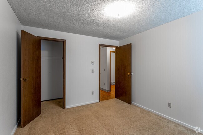 2BR, 1BA - 900SF