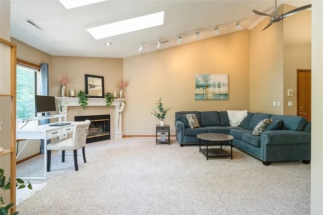 Building Photo - 3720 Timberline Dr NE Unit 3 Rental