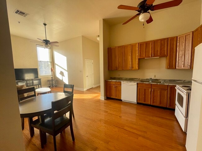 kitchen/dining area - 112 Main St Unit C