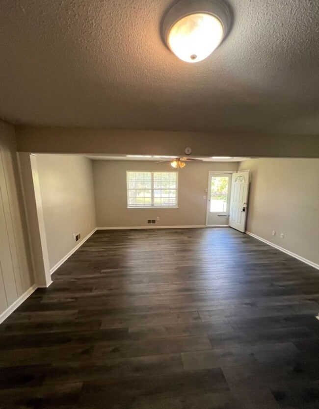 Photo - Spacious 3 Bedroom Home with Bonus Basemen...