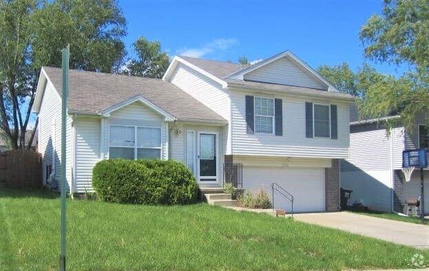 Building Photo - **Coming Soon** 8/1 Move in SW Omaha Charm... Rental
