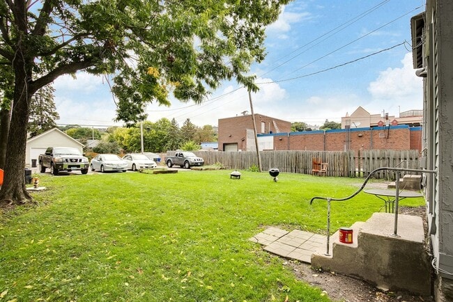 Photo - 365-367 Smith Ave N Unit 365 Upper