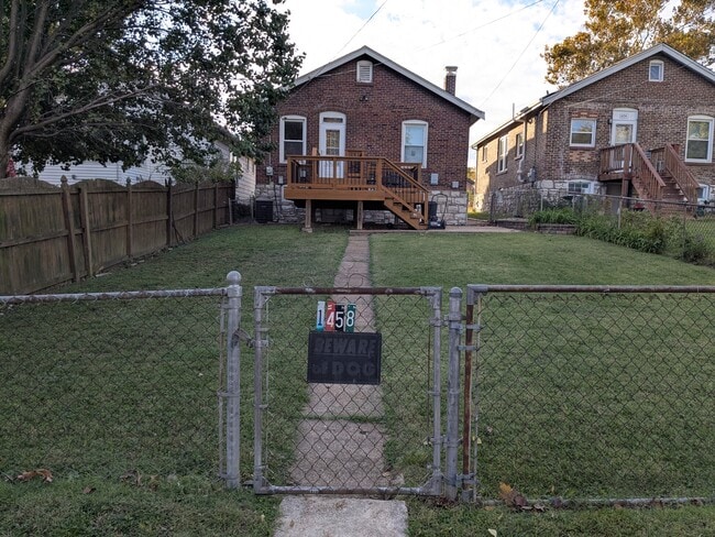 Managebale back yard - 1458 Graham St