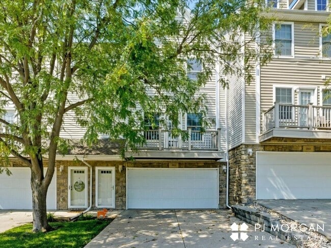Building Photo - Townhome Rental with Lawn Care and Snow Re...