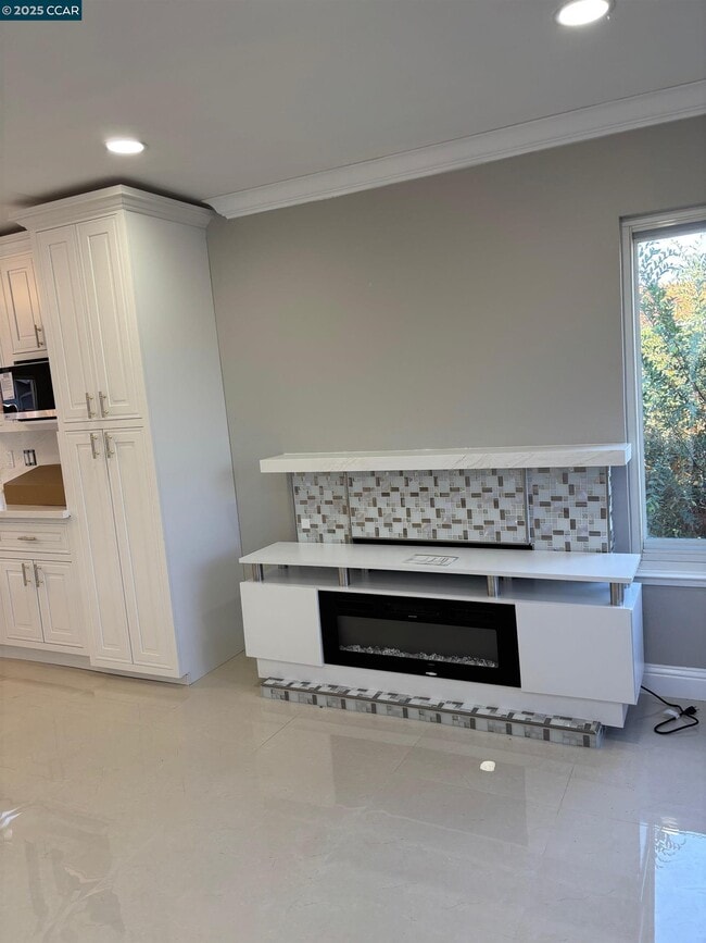 Building Photo - 4556 Lakeshore Dr