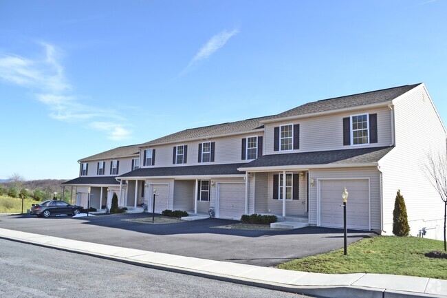 Building Photo - Maintenance Free 3 Bed 2.5Bath Townhome in...