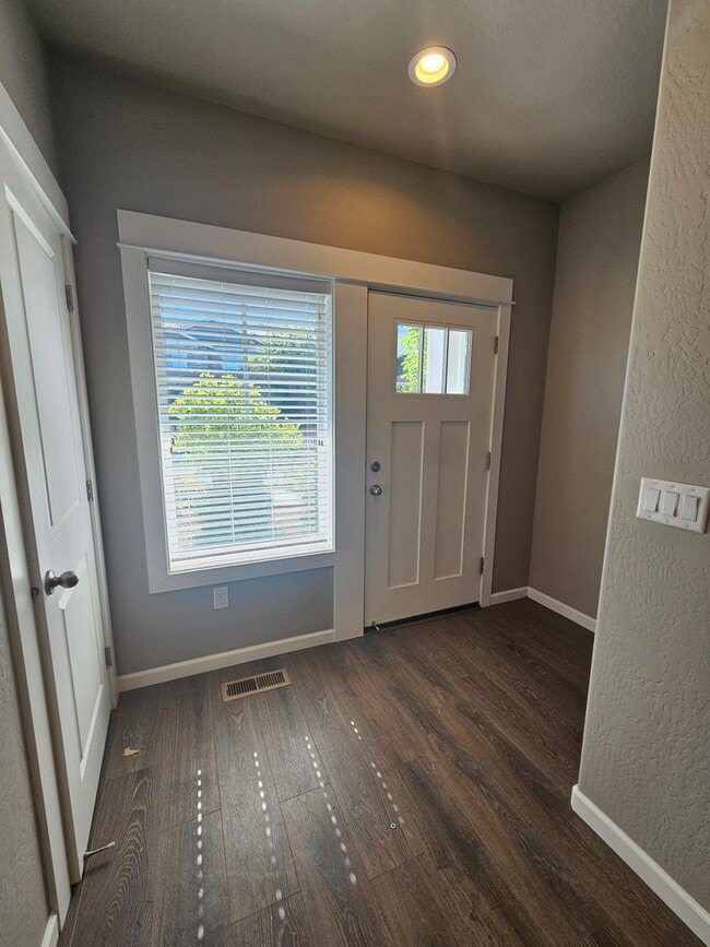 Photo - Beautiful 3 Bedroom Townhouse! Won't Last!