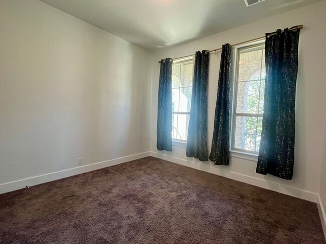 Photo - Spacious 4 Bedroom / 4 Full Bath Home w/ M...