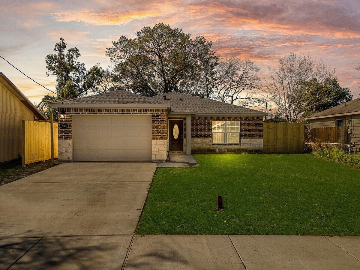 Photo - 305 E Humble St